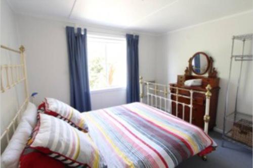 a bedroom with a bed and a window at Lighthouse Retreat - Pet Friendly Free Wifi in Apollo Bay