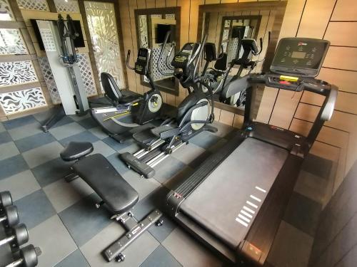 Fitness centrum a/nebo fitness zařízení v ubytování Ghar 365 Residency