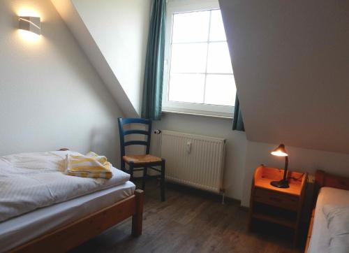 プレローにあるResi D7のベッドルーム1室(ベッド1台、椅子、窓付)
