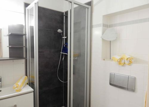 プレローにあるResi D7のバスルーム(ガラスドア付きのシャワー付)