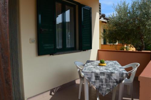 a table and chairs on a balcony with a window at Le Zagare Case Vacanza in Cropani