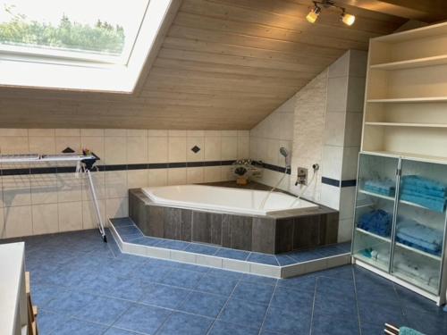 een grote badkamer met een bad in de kamer bij Ferienwohnung Hagner in Teisendorf