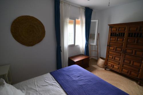 una camera da letto con un letto, un comò e una finestra di Villa Isabelita a Torremolinos