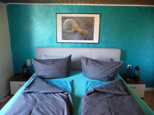 a bedroom with a bed with blue walls at Wohnung in der "Alten Post" in Hohenhameln