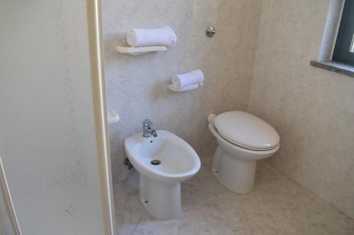 a bathroom with a toilet and a sink at Le Zagare Case Vacanza in Cropani