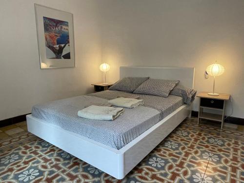 une chambre avec un lit avec deux lampes sur deux tables dans l'établissement Casa Santa Maria, à Patrimonio