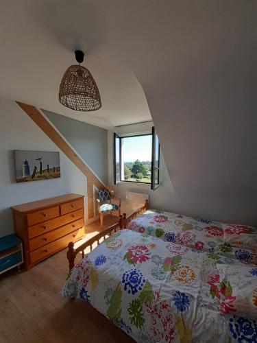 Säng eller sängar i ett rum på Maison proche du bourg de Crozon et des plages de Morgat