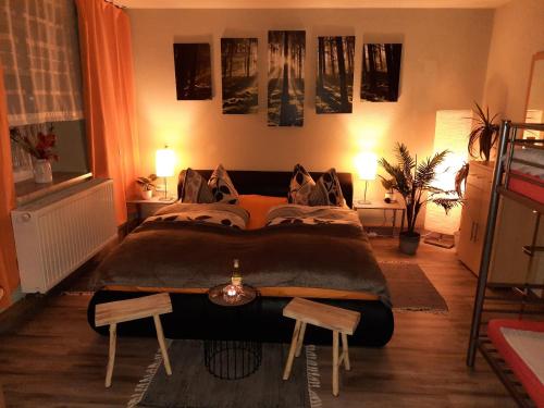 1 dormitorio con 1 cama grande y 2 taburetes en Ferienwohnung Reinhardt Steinhübel en Kurort Seiffen