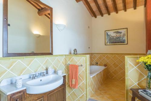 A bathroom at Casale del Viaggiatore 10, Emma Villas