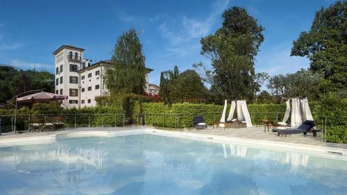 a large swimming pool in front of a building at Villa Barchessa Panigai 14, Emma Villas in Cappella Maggiore