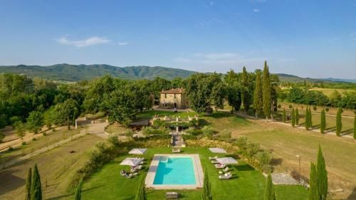 vista aerea su una tenuta con piscina di Villa Canto Alla Moraia 18 Emma Villas a Castiglion Fibocchi