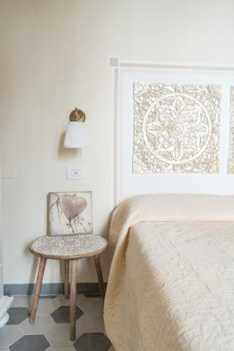 a bedroom with a bed and a table next to a bed at Ochin de Ma, Terre Marine in La Spezia
