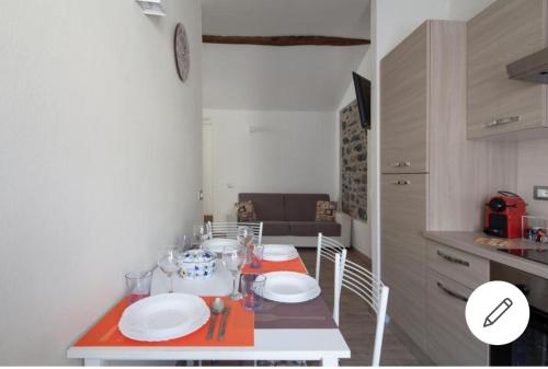 una cucina con tavolo e piatti di Il Cielo in una Stanza, Terre Marine a La Spezia