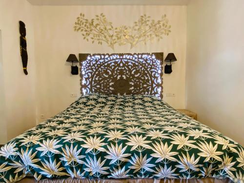 - un lit avec une couette bleue et blanche dans l'établissement Suite Cupidon- Domaine des trois châteaux, à Moisenay