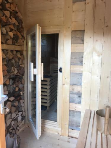 Cette chambre dispose d'une porte dans une cabane en rondins. dans l'établissement CaLegna Ferienchalet, à Bad Kohlgrub