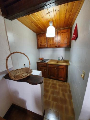 聖馬丹韋敘比耶的住宿－Un studio, une Histoire : Le palais Gubernatis.，一个带水槽的浴室和一个位于柜台上的篮子