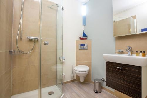 a bathroom with a shower and a toilet and a sink at ancora Marina Haus 2 Nr 04, Typ 1 in Neustadt in Holstein