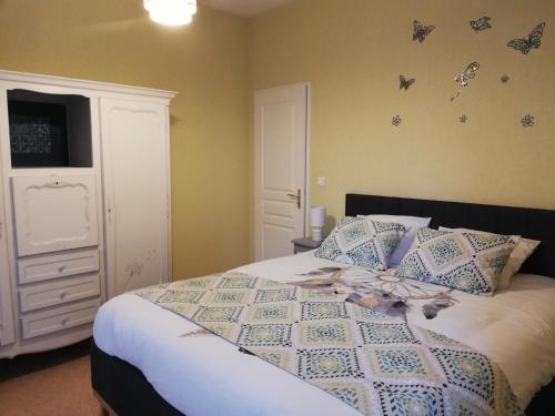 una camera da letto con un letto a scomparsa con farfalle di Meublés de tourisme LE TRIANON et LE PETIT TRIANON a Saint-Junien