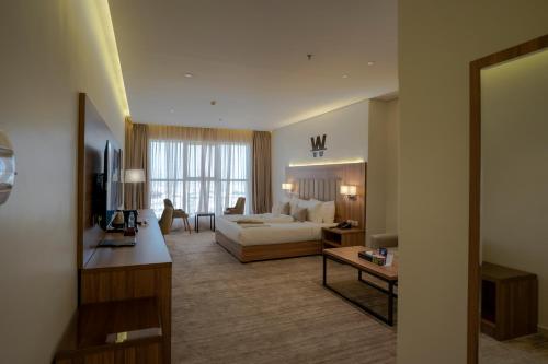 Postel nebo postele na pokoji v ubytování W Suites Hotel