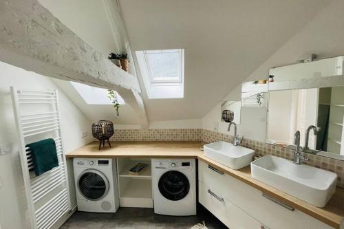 uma casa de banho com um lavatório e uma máquina de lavar e secar roupa em Le Saint - Louis, proche Jacobin et les Lices em Rennes