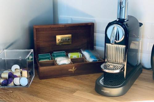 un mixeur noir à côté d'une boîte en bois contenant des médicaments dans l'établissement Le Saint - Louis, proche Jacobin et les Lices, à Rennes