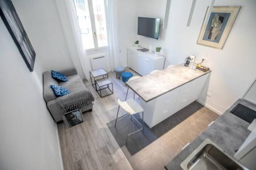 - une vue aérienne sur une cuisine et un salon avec un comptoir dans l'établissement Sublime trois pièces proche Monaco, à Beausoleil