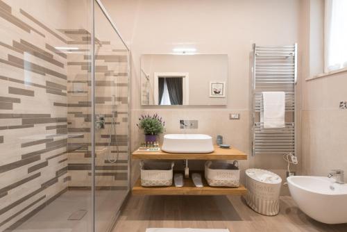 ラ・スペツィアにあるLa Bonheur, Terre Marineのバスルーム(洗面台、ガラス張りのシャワー付)