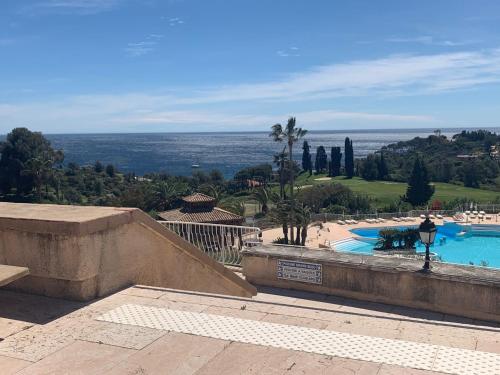 une vue sur une piscine et l'océan dans l'établissement Vacances Cap Esterel Apartment - Agay, à Agay