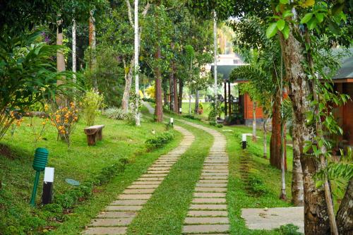 Zahrada ubytování LakeRose Wayanad Resort - Superior lake view