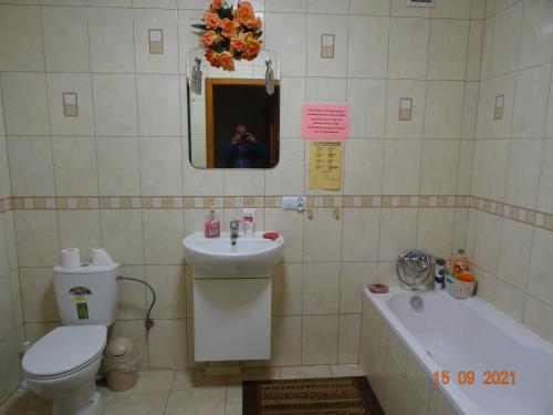 a bathroom with a toilet and a sink and a tub at Wynajem pokoi Białystok in Białystok