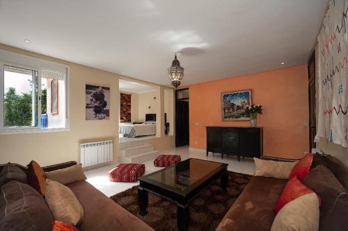 a living room with a couch and a table at Auberge le Maquis in Aghbalou