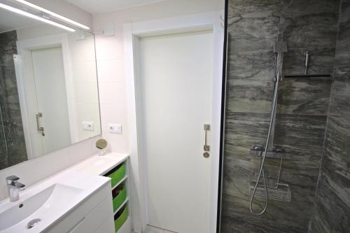 ein Badezimmer mit Dusche und Waschbecken in der Unterkunft PRIMERA LINEA MUCHAVISTA BEACH in El Campello