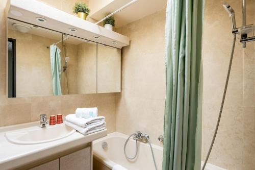 uma casa de banho com um lavatório e um chuveiro em Mi Casa Tu Casa - PG em Cannes