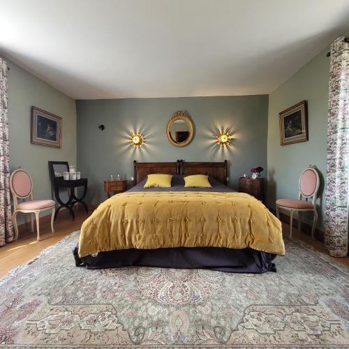 Llit o llits en una habitació de Gîte de charme au Manoir du Plessis-Quinquis