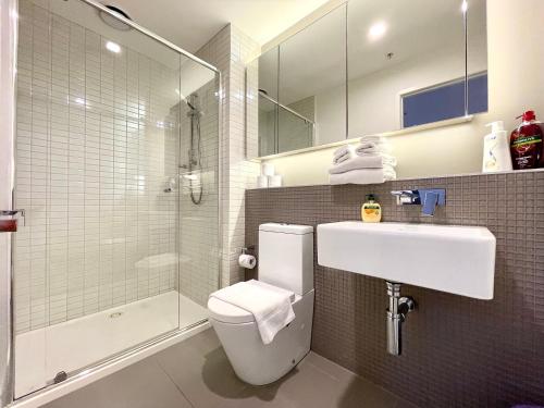 メルボルンにあるReadySet Apartments on Rose Laneのトイレ、洗面台、シャワー付きのバスルーム