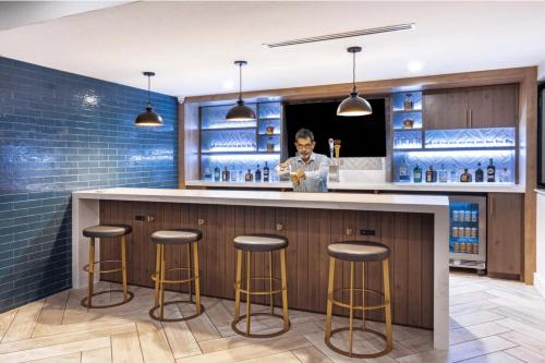 a bar in a restaurant with stools at a counter at Staybridge Suites Waco South - Woodway by IHG in Woodway