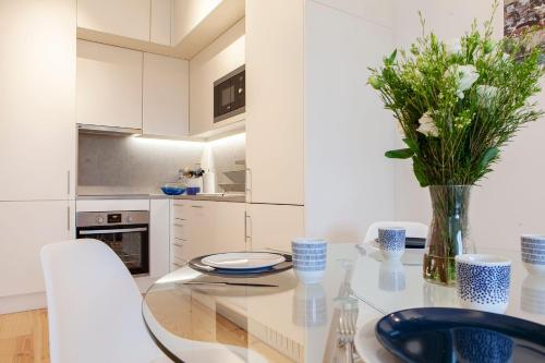 Modern One Bedroom Flat with Kitchen by LovelyStay