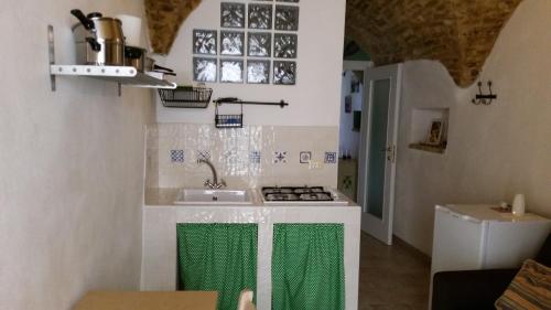 CrecchioにあるB&B Santantonioの小さなキッチン(シンク、コンロ付)