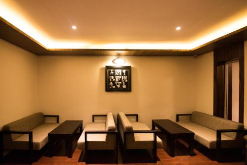a waiting room with couches and tables at Le Poshe, Kodaikanal in Kodaikānāl