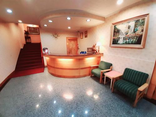 a waiting room with two chairs and a bar at Long Cherng Hotel in Luodong