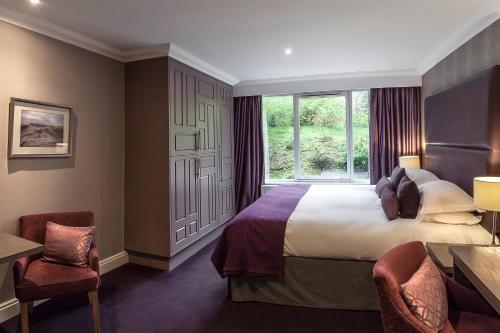 um quarto de hotel com uma cama e uma janela em Langdale Hotel & Spa em Ambleside