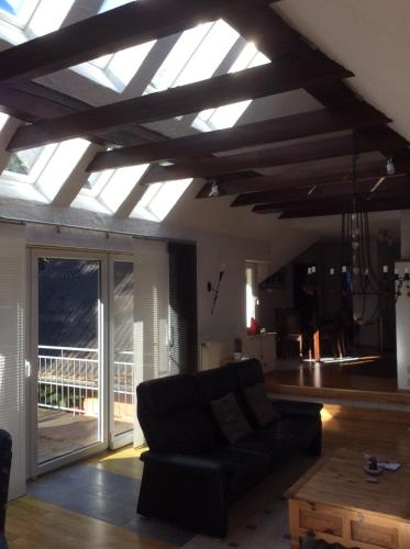 a living room with a couch and a glass ceiling at Ferienwohnung am Mühlendamm in Lastrup