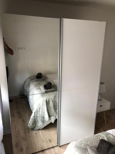 Ένα ή περισσότερα κρεβάτια σε δωμάτιο στο Exklusive moderne 2 Zi. Wohnung in ruhiger Lage