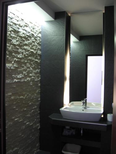 a bathroom with a sink and a mirror at Luksusowy apartament w Ustroniu in Ustroń
