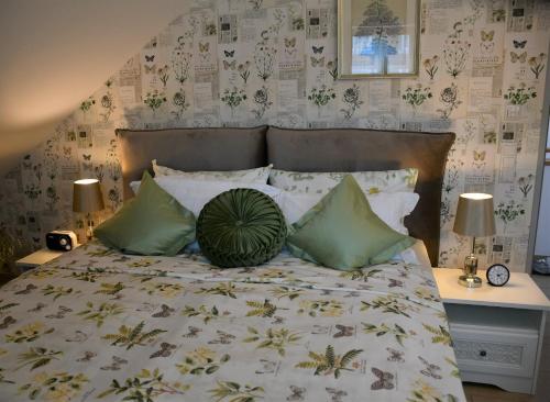 エヒングにあるNonas Bed&Breakfastのベッドルーム1室(大型ベッド1台、緑の枕付)