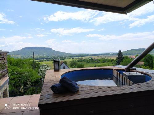 una terraza con piscina profunda y vistas a las montañas en Naphoz Holddal, en Kisapáti