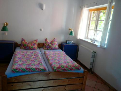 ハーフクルークにあるLandhaus-Marwede App 2のベッドルーム1室(枕付きのベッド2台、窓付)