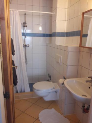 ハーフクルークにあるLandhaus-Marwede App 2のバスルーム(トイレ、洗面台付)
