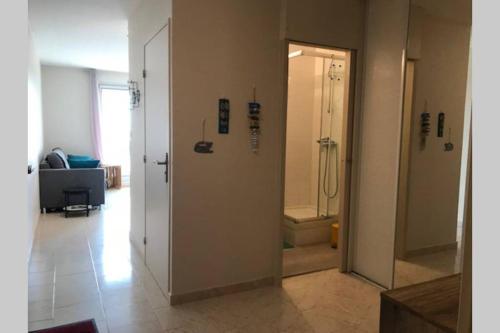 een hal met een badkamer met een douche en een toilet bij Appartement T1 Balcon vue mer in La Ciotat