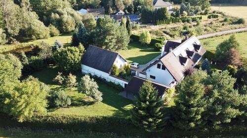 een luchtzicht op een huis op een groen veld bij Ubytování U MAXÍKA in Suchdol nad Lužnicí